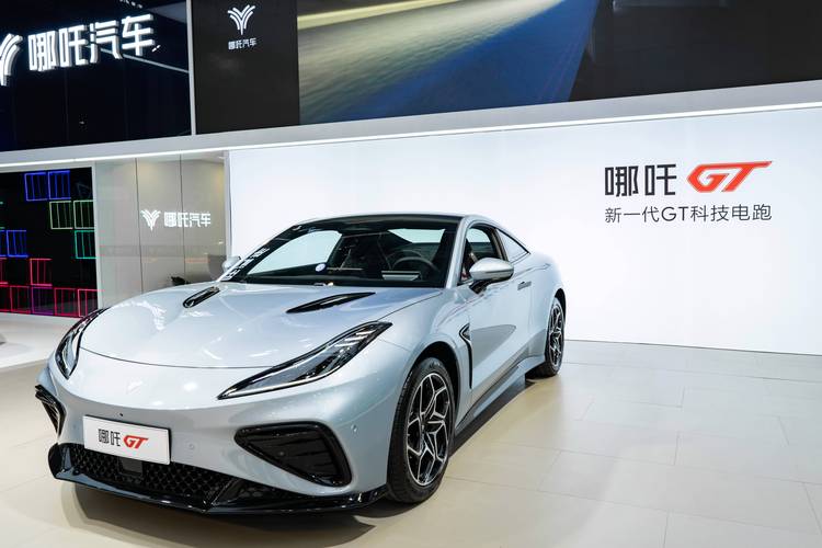 广州158哪吒汽车在智能汽车领域的表现，领途汽车在新能源汽车市场中的影响力